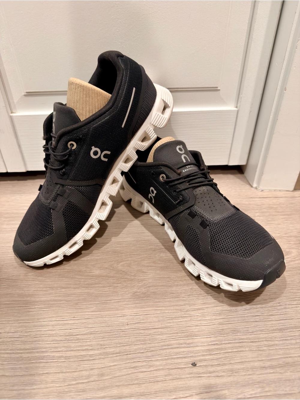 On Cloud 5 Men’s Black and White Size 9